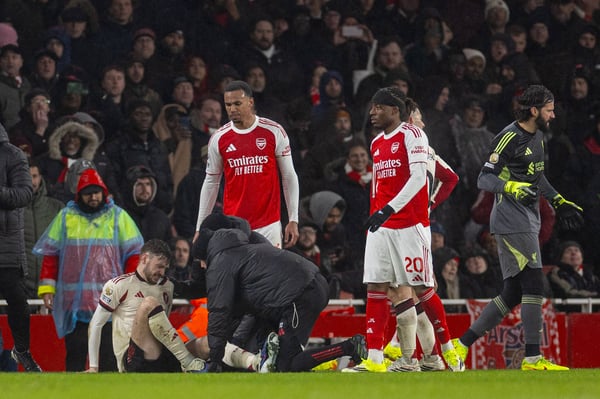 世界杯FIFA体育新闻：康纳·布拉德利（左）膝盖严重受伤。/ IMAGO/宣传照片