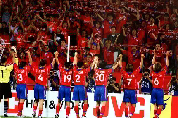 世界杯FIFA体育新闻：韩国队在2001年击败墨西哥队后庆祝