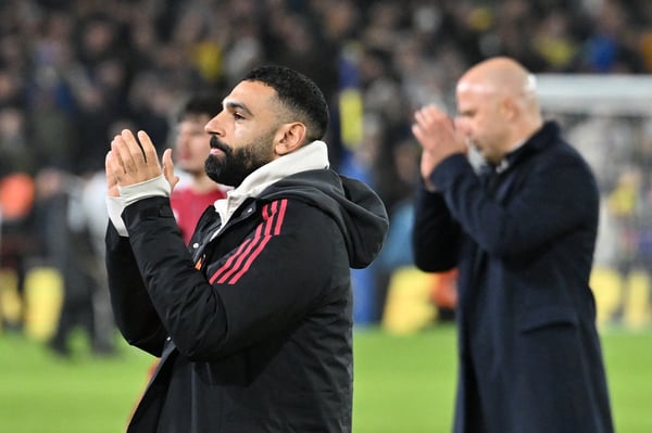 世界杯FIFA体育新闻：本赛季，穆罕默德·萨拉赫（左）与阿内·斯洛特的关系一直很紧张。/ 利物浦足球俱乐部/Getty Images