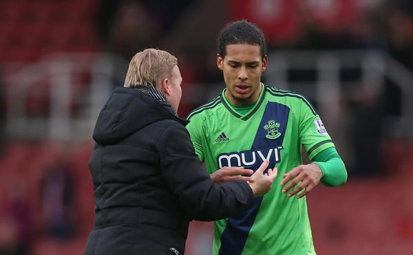 世界杯FIFA体育新闻：罗纳德·科曼在效力南安普顿期间与维吉尔·范戴克握手致意