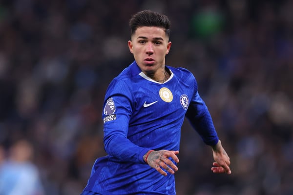 世界杯FIFA体育新闻：恩佐·费尔南德斯与离开切尔西的传闻不断。/ Marc Atkins/Getty Images