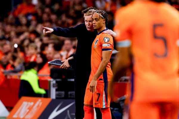 世界杯FIFA体育新闻：在对阵芬兰的比赛中，罗纳德·科曼指导哈维·西蒙斯。