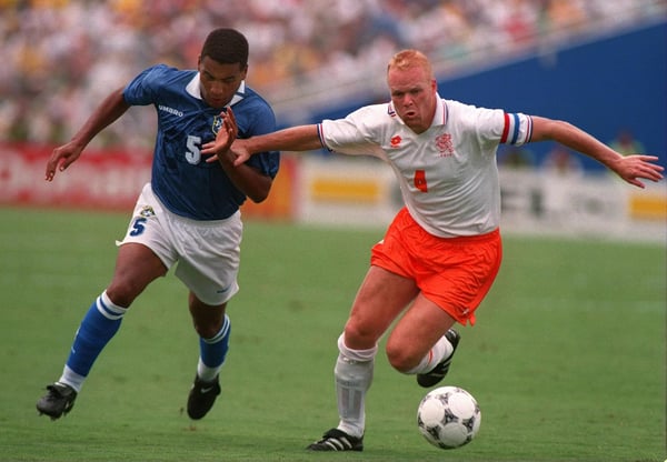 世界杯FIFA体育新闻：荷兰队的罗纳德·科曼力压巴西队的毛罗·席尔瓦。