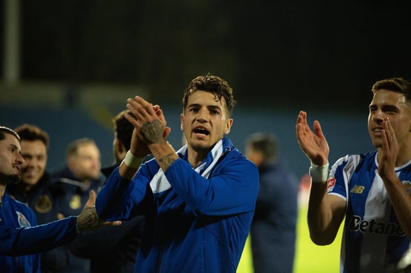 世界杯FIFA体育新闻：雅库布·基维奥尔 (Jakub Kiwior) 在葡萄牙联赛圣克拉拉 (CD Santa Clara) 对阵波尔图 (FC Porto) 的比赛中亮相