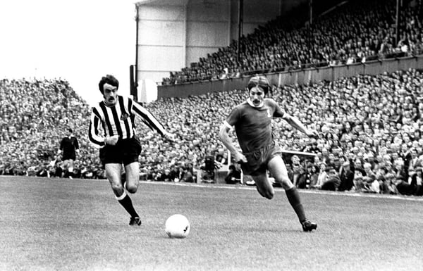 世界杯FIFA体育新闻：史蒂夫·海格威（右）在安菲尔德球场引起了轰动。/ NCJ/Mirrorpix/Getty Images