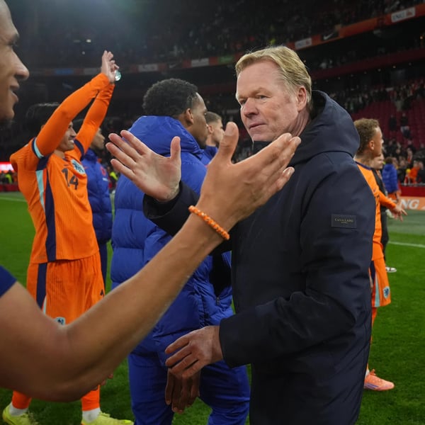 世界杯FIFA体育新闻：荷兰队主教练罗纳德·科曼与球员们庆祝胜利