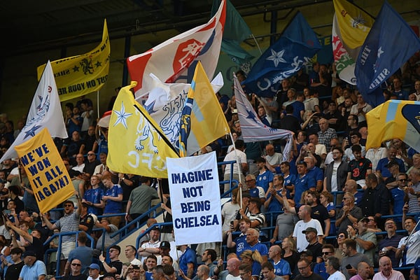 世界杯FIFA体育新闻：切尔西球迷对俱乐部的转会策略表示担忧。/ JUSTIN TALLIS/AFPGetty Images