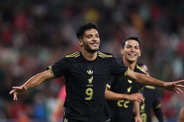 世界杯FIFA体育新闻：2025年，劳尔·希门尼斯在对阵韩国的比赛中进球后庆祝。