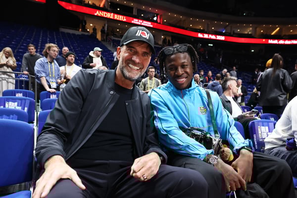 世界杯FIFA体育新闻：克洛普与RB莱比锡边锋约翰·巴卡约科一同观看了比赛。/ Catherine Steenkeste/NBAE/Getty Images