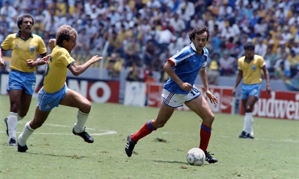 世界杯FIFA体育新闻：1986年墨西哥世界杯上，米歇尔·普拉蒂尼代表法国队对阵巴西队。