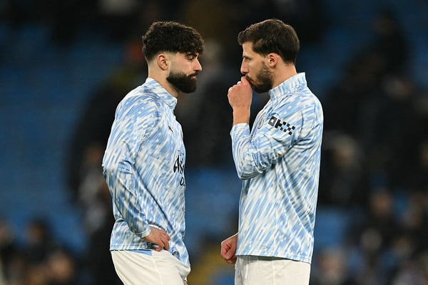 世界杯FIFA体育新闻：曼城将在德比战中缺少他们首选的中后卫组合。/ Oli SCARFF/AFP/Getty Images