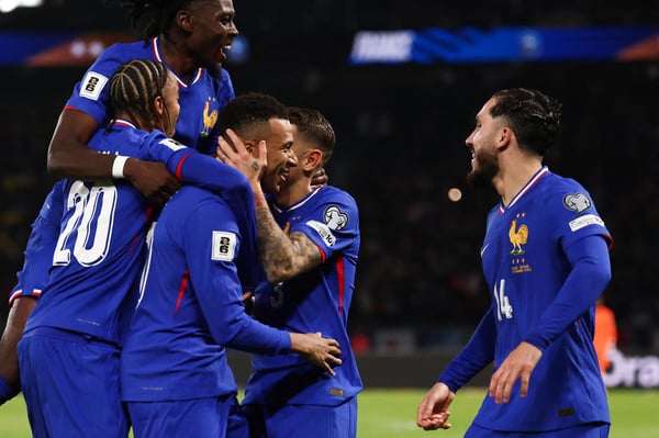 世界杯FIFA体育新闻：法国前锋10号基利安·姆巴佩（中）在对阵乌克兰的比赛中罚入点球后与队友庆祝。