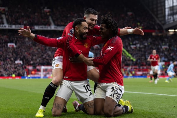 世界杯FIFA体育新闻：曼联以压倒性优势击败了他们的宿敌曼城。/ Joe Prior/Visionhaus/Getty Images