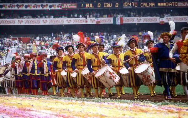 世界杯FIFA体育新闻：1986年墨西哥世界杯开幕式在墨西哥城阿兹特克体育场举行，行进乐队在开幕式上进行表演
