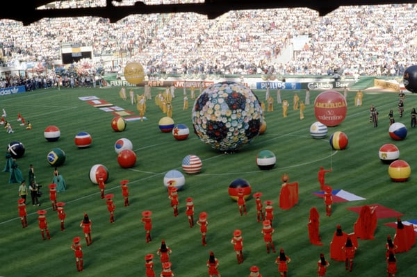 世界杯FIFA体育新闻：这是1994年美国世界杯足球赛在达拉斯士兵球场举行的开幕式现场照片。