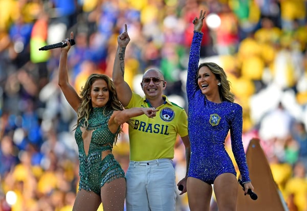 世界杯FIFA体育新闻：詹妮弗·洛佩兹、皮特布尔和克劳迪娅·莱特在圣保罗体育场举行的2014年巴西世界杯开幕式上
