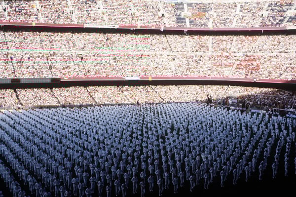 世界杯FIFA体育新闻：这是1982年西班牙世界杯在巴塞罗那诺坎普球场举行的开幕式现场照片。