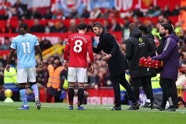 世界杯FIFA体育新闻：布鲁诺·费尔南德斯在迈克尔·卡里克麾下的首场比赛中表现出色。/ Robbie Jay Barratt/AMA/Getty Images