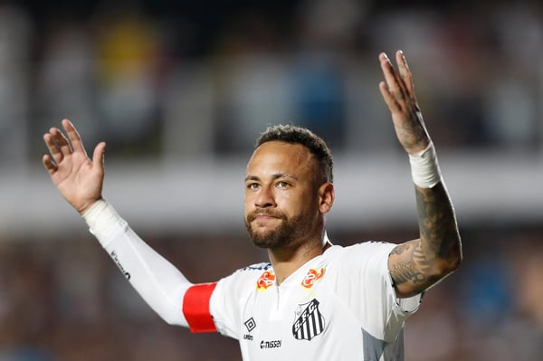 世界杯FIFA体育新闻：2025年2月16日，桑托斯队的内马尔在对阵阿瓜圣塔队的比赛中庆祝进球。