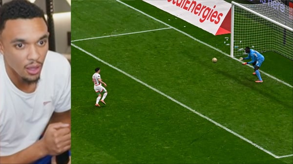 世界杯FIFA体育新闻：特伦特·亚历山大-阿诺德（左）在Twitch上观看了部分非洲杯决赛的直播。/ Twitch/likelychoi/Ulrik Pedersen/NurPhoto/Getty Images