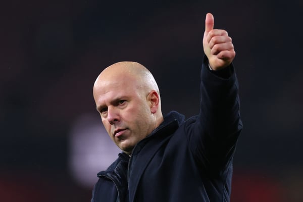 世界杯FIFA体育新闻：阿恩·斯洛特竖起了大拇指。/ 马克·阿特金斯/盖蒂图片社