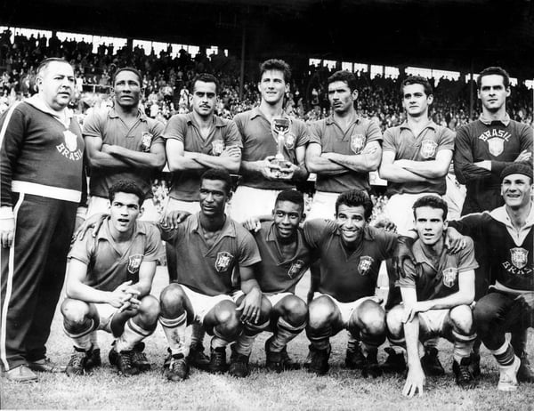 世界杯FIFA体育新闻：巴西球员在1958年国际足联世界杯决赛中击败瑞典队后，与奖杯合影。