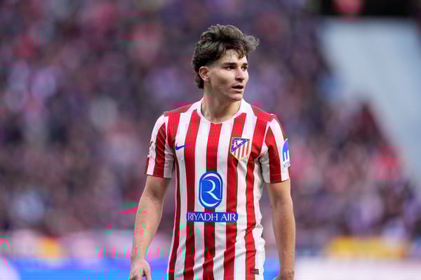 世界杯FIFA体育新闻：朱利安·阿尔瓦雷斯有很多崇拜者。 /奥斯卡·J·巴罗佐/Europa Press/Getty Images