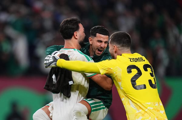 世界杯FIFA体育新闻:阿尔及利亚球员卢卡·齐达内和阿米尔·塞尔曼·拉米·本斯拜尼庆祝