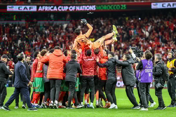 世界杯FIFA体育新闻:摩洛哥球员庆祝摩洛哥球员亚辛·布努进球