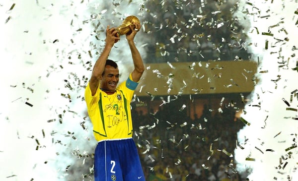 世界杯FIFA体育新闻：巴西队长卡福在2002年韩日世界杯决赛战胜德国后举起国际足联世界杯奖杯。