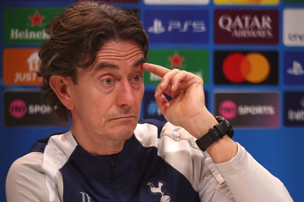 世界杯FIFA体育新闻：托马斯·弗兰克把周一的新闻发布会变成了自助论坛。/ Adrian Dennis/AFP/Getty Images