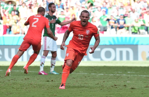 世界杯FIFA体育新闻：韦斯利·斯内德在墨西哥世界杯历史上最惨痛的失利之一中扮演了至关重要的角色。/ Damien Meyer/AFP/Getty Images