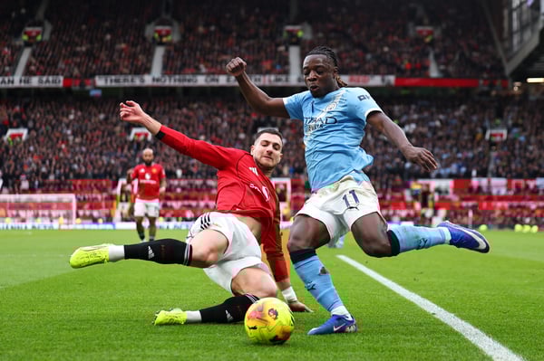 世界杯FIFA体育新闻：达洛特与杰里米·多库（右）展开了一场激烈的较量。/ Robbie Jay Barratt/AMA/Getty Images