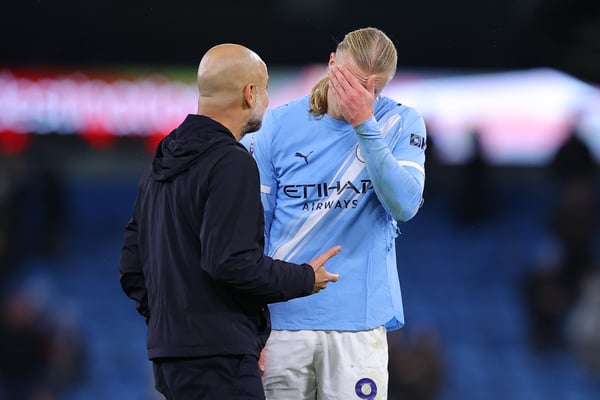 世界杯FIFA体育新闻：瓜迪奥拉（左）知道他的球队正处于困境。/ James Gill/Danehouse/Getty Images
