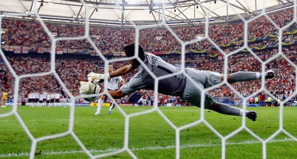 世界杯FIFA体育新闻：2006年德国世界杯四分之一决赛葡萄牙对阵英格兰的比赛中，葡萄牙门将里卡多在点球大战中扑出了一个点球。