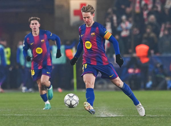 世界杯FIFA体育新闻：弗兰基·德容在对阵布拉格斯拉维亚的比赛中表现出色，帮助球队取得胜利。/ 米哈尔·齐泽克 / 法新社/盖蒂图片社