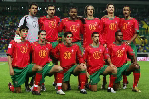 世界杯FIFA体育新闻：葡萄牙队在2006年德国世界杯对阵俄罗斯队之前列队。