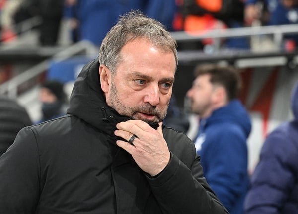 世界杯FIFA体育新闻：汉斯·弗里克显然对佩德里的最新伤情进展感到担忧。/ Michal Cizek/AFP/Getty Images