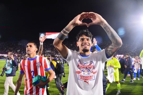 世界杯FIFA体育新闻：2025年9月4日，巴拉圭队古斯塔沃·戈麦斯在2026年国际足联世界杯南美区预选赛对阵厄瓜多尔的比赛后庆祝进球。