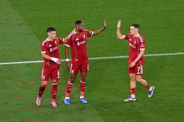 世界杯FIFA体育新闻:米洛斯·克尔凯兹(左)和弗洛里安·维尔茨(右)于今夏加盟利物浦。/利物浦足球俱乐部/Getty Images