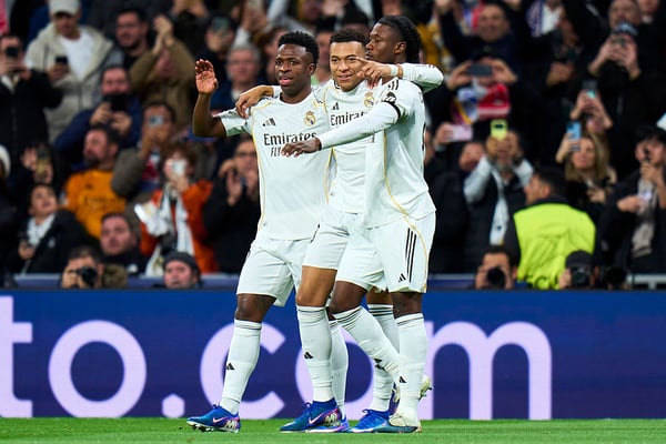 世界杯FIFA体育新闻：皇家马德里再次领跑积分榜。/ Diego Souto/Getty Images