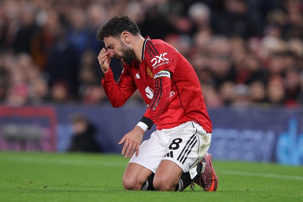 世界杯FIFA体育新闻：曼联排名下滑。/ James Gill/Danehouse/Getty Images