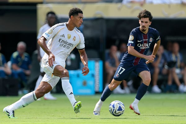 世界杯FIFA体育新闻：如果维蒂尼亚加盟皇家马德里，裘德·贝林厄姆（左）只会从中受益。/ Richard Sellers/Sportsphoto/Allstar/Getty Images