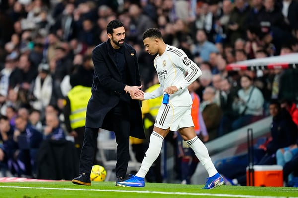 世界杯FIFA体育新闻：基利安·姆巴佩（右）在阿尔瓦罗·阿尔韦罗亚执教的两场比赛中攻入三球。/ Jose Breton/Pics Action/NurPhoto/Getty Images