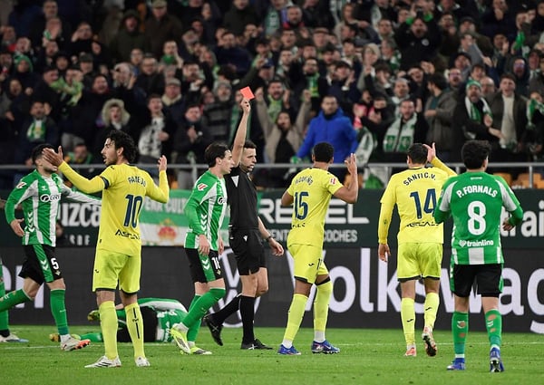 世界杯FIFA体育新闻：桑蒂·科梅萨尼亚在对阵皇家贝蒂斯的比赛最后阶段被红牌罚下。/ Cristina Quicler/AFP/Getty Images