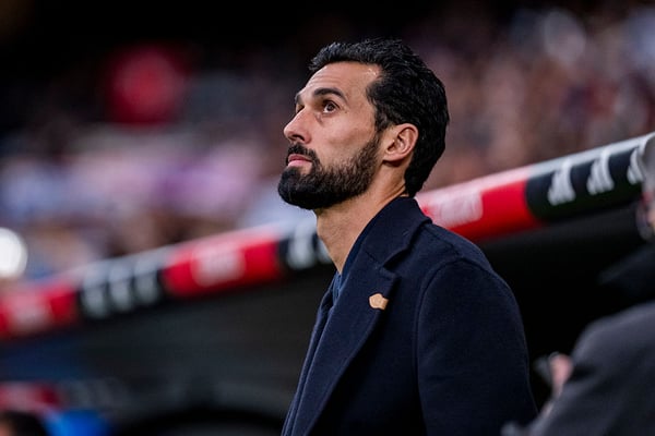 世界杯FIFA体育新闻：阿尔瓦罗·阿韦洛亚从哈维·阿隆索手中接过了皇马。 /阿尔贝托·加丁/NurPhoto/Getty Images