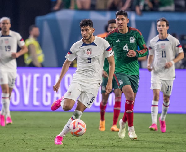 世界杯FIFA体育新闻：里卡多·佩皮（前）选择代表美国国家队而非墨西哥队出战。/ John Todd/USSF/Getty Images