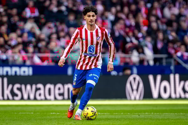 世界杯FIFA体育新闻：约翰尼·卡多索在欧冠对阵加拉塔萨雷的比赛中替补出场，17次传球全部成功。/ Angel Martinez/Getty Images