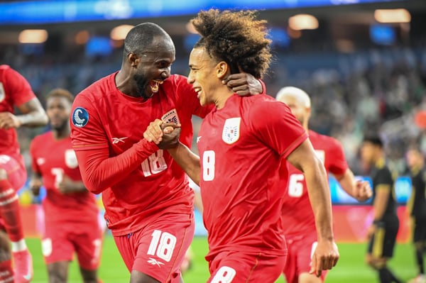 世界杯FIFA体育新闻：塞西里奥·沃特曼与阿达尔贝托·卡拉斯奎拉一起庆祝