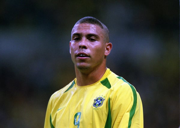 世界杯FIFA体育新闻：2002年巴西队的罗纳尔多对阵土耳其队的比赛